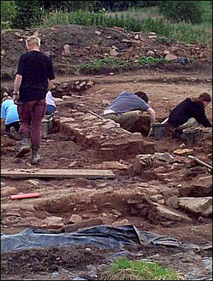 excavations of the manor house in July 2000