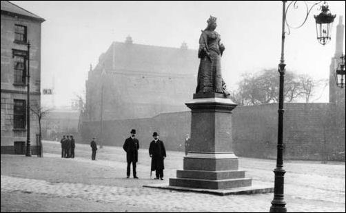 Queen Victoria's statue c.1920's