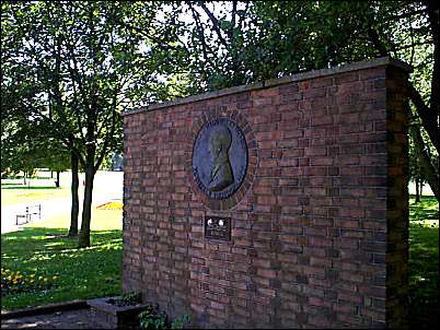 Medallion, set in brick wall to right of Etruria Road entrance to Etruria Park 