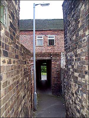 Entry between Chatham  and Wellington Street
