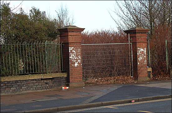 Old gates on City Road which once upon a time led to the Manor House 