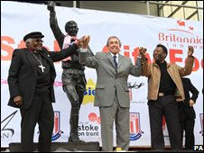Archbishop Desmond Tutu, Gordon Banks and Pele posed with the statue