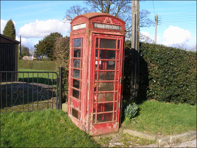 K6 telephone box at Ridding Bank Hanchurch, just inside the city boundary