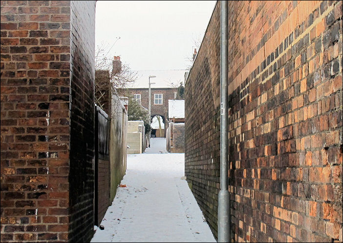 the back alley of Bank Street