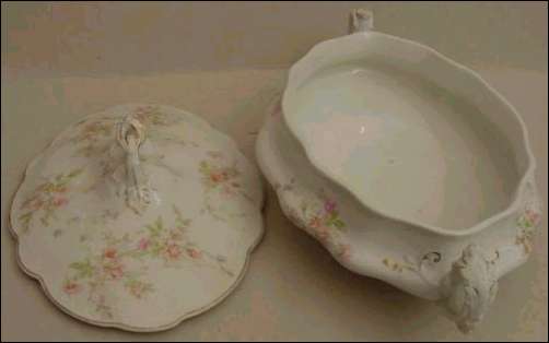 Pretty and delicate Tureen made by J & G Meakin